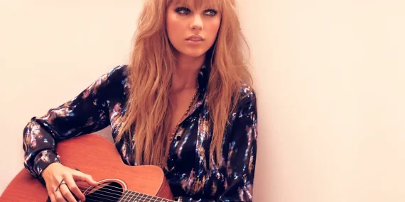 Taylor-Swift-89045748353984589