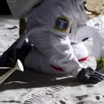 The-Moon-32432434342