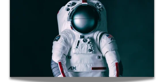 NASA'nın Artemis III ve IV görevlerindeki astronotlar, Axiom Space tarafından tasarlanan ve Prada'nın da katkısıyla geliştirilen uzay kıyafetini giyecekler